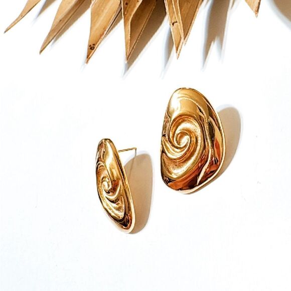 Gold geo stud earrings M339 - Picture 4 of 6